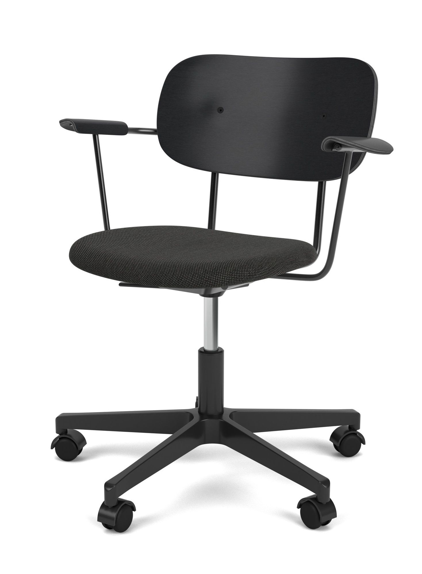 Schwarzer Co Task Chair Bürostuhl von Audo Copenhagen mit Armlehnen und Rollen vor weißem Hintergrund.