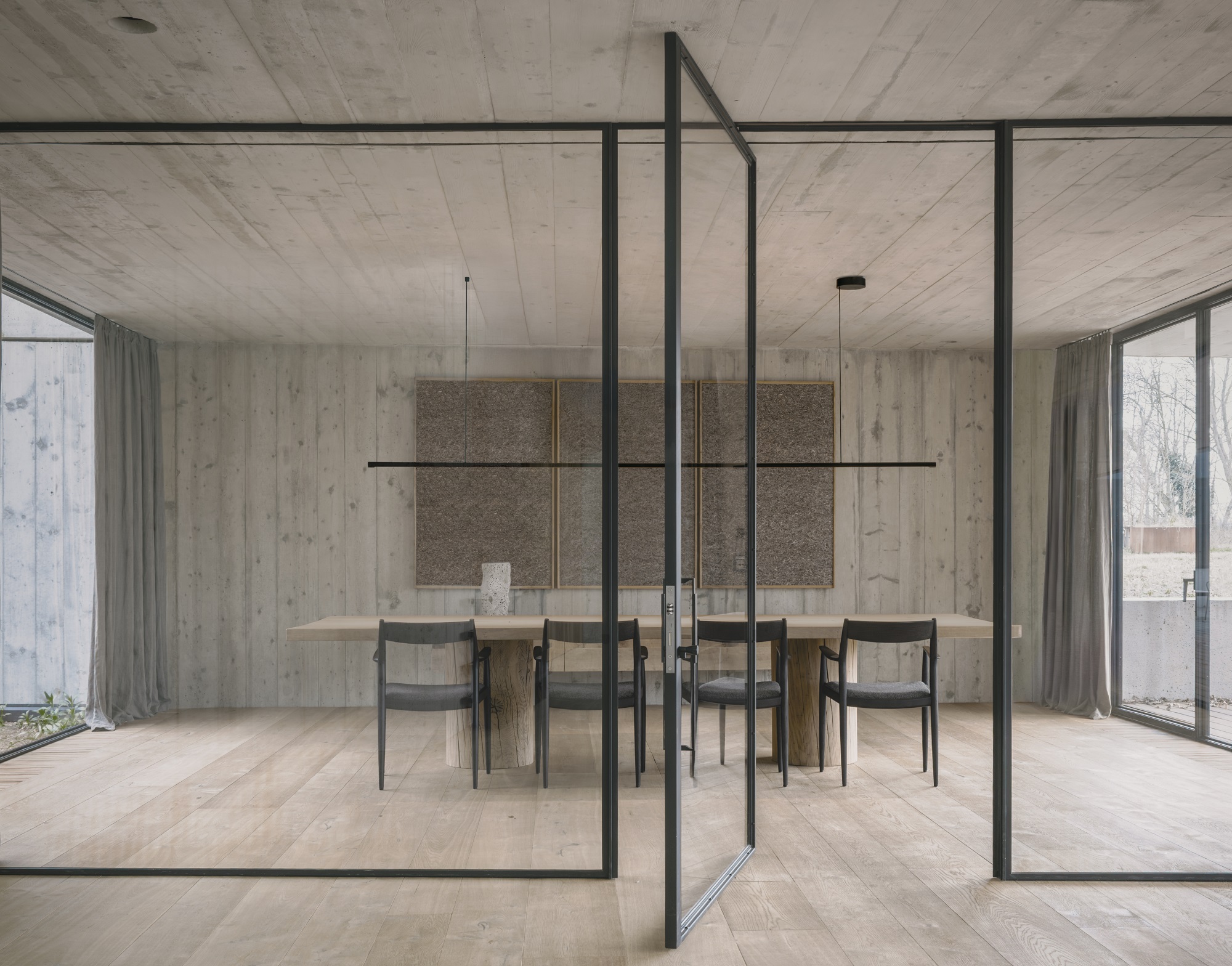 Moderne Esszimmer-Szene mit w181 S2 Linier Pro Pendelleuchte von wästberg über einem Holztisch.