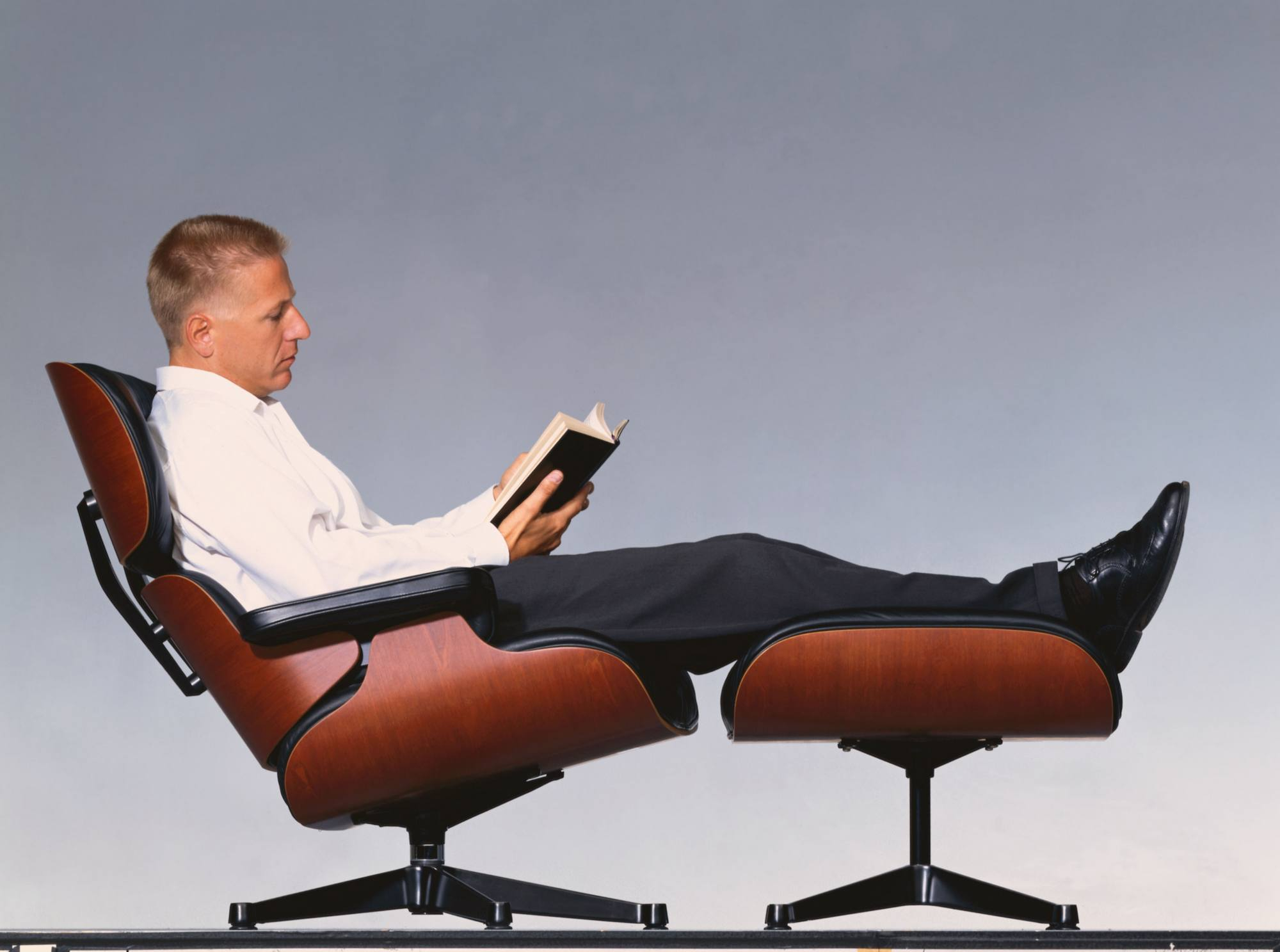 Eames Lounge Chair & Ottoman Armchair Leather Premium Vitra Sides polished black leather premium F black rosewood