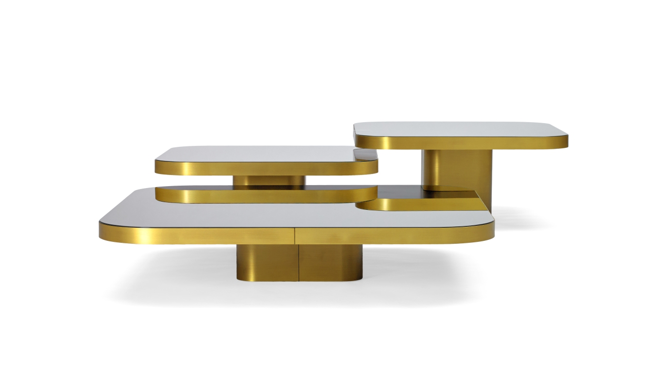 ClassiCon Bow Coffee Table No. 3: Moderner Couchtisch mit drei Ebenen und goldfarbenem Gestell.