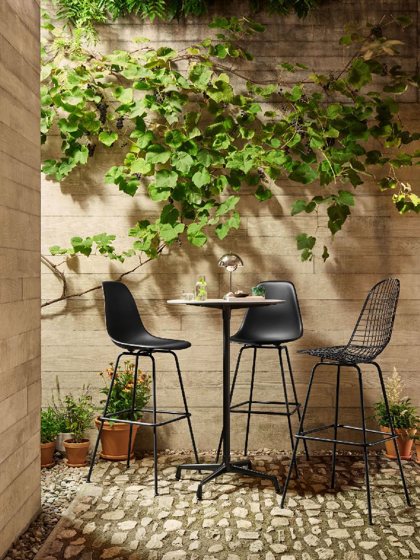 Eames Contract Tables High Standing Table Ø 70 cm Vitra