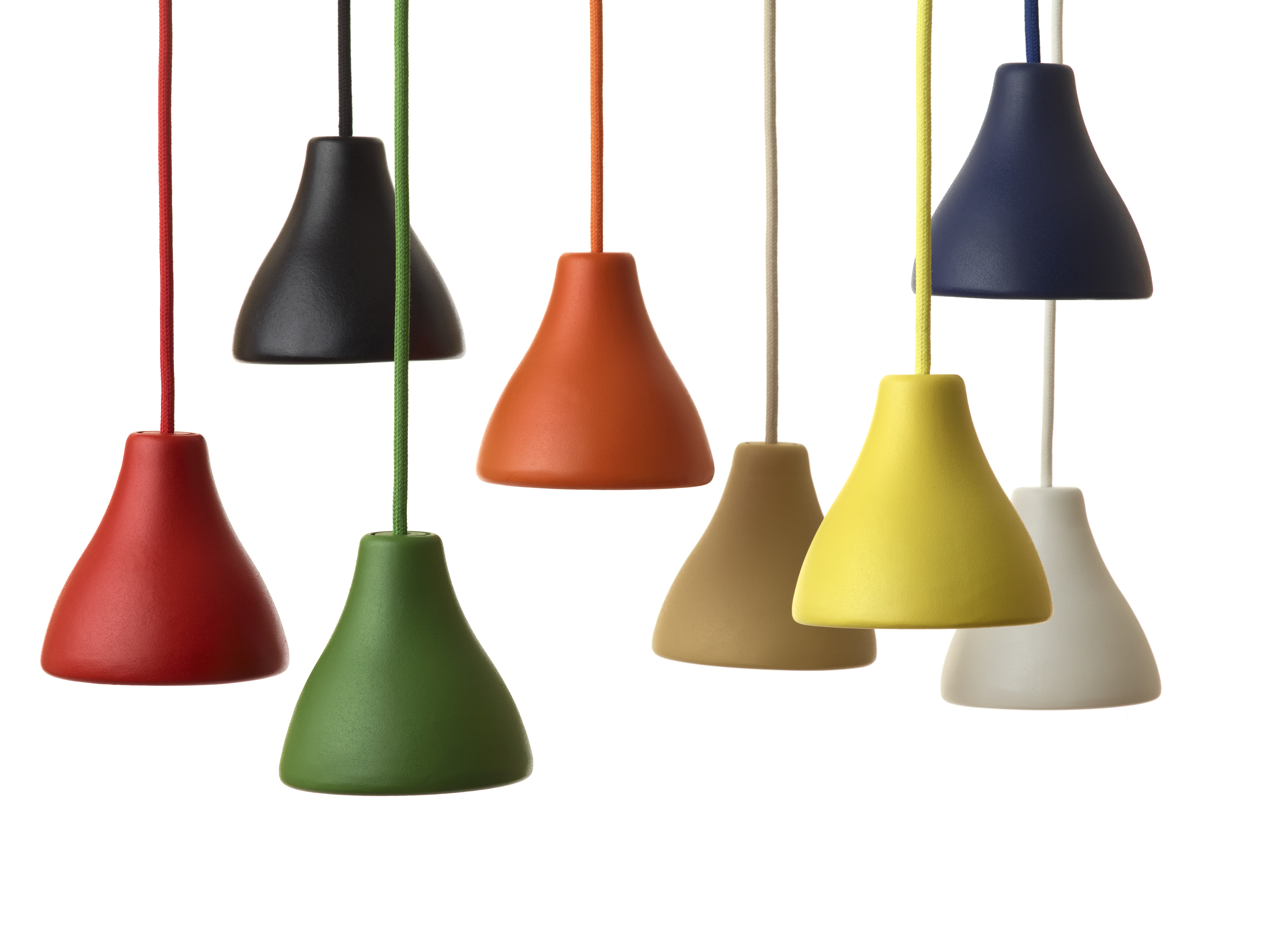 Mehrere farbige w131 Bell Pendelleuchten von wästberg hängen an farbigen Textilkabeln vor einem weißen Hintergrund.