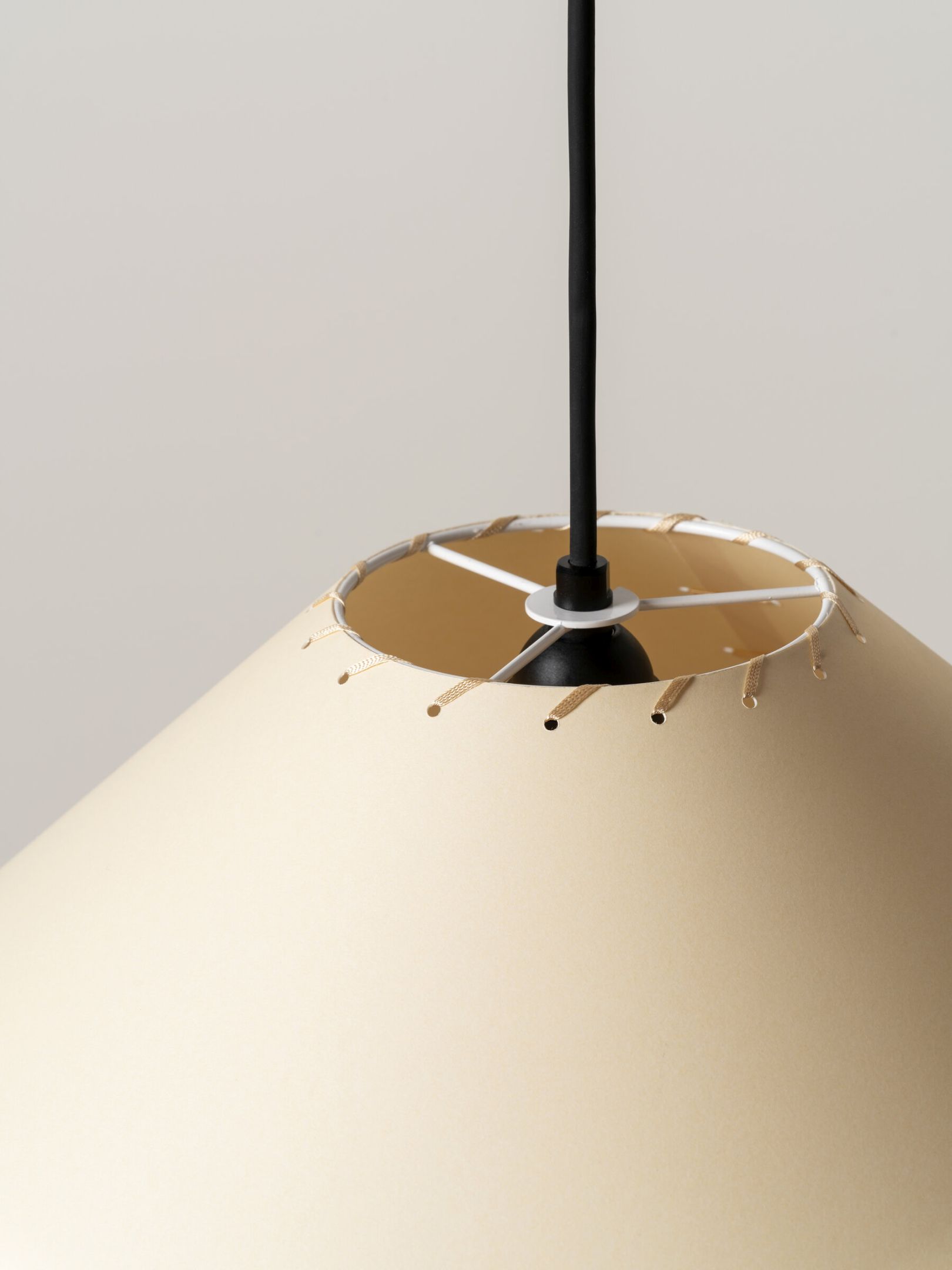 Sísísí cónicas planas MT5 Suspension lamp Ø64cm beige Santa & Cole