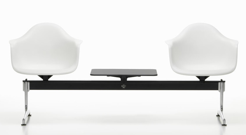 Eames Plastic Armchair RE on traverse Vitra