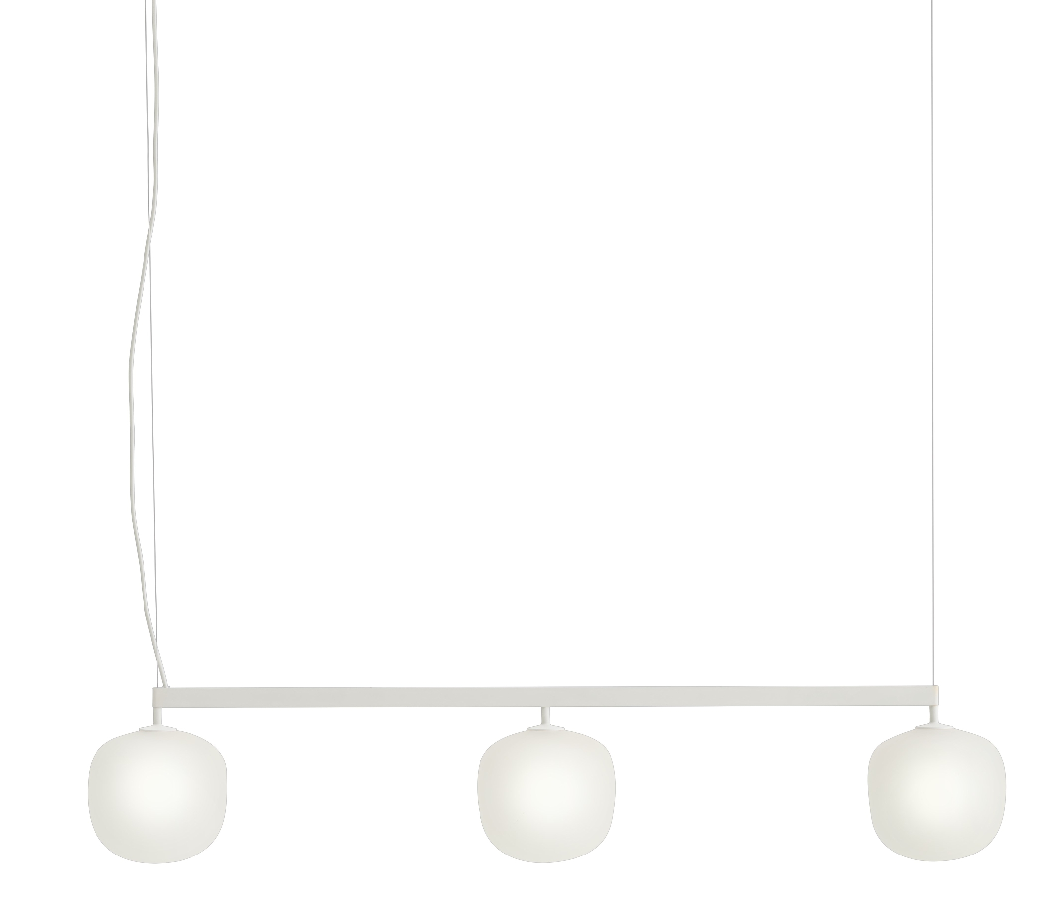 Weiße Rime Rail Pendelleuchte von Muuto mit drei opalweißen Glasschirmen und minimalistischem Design.