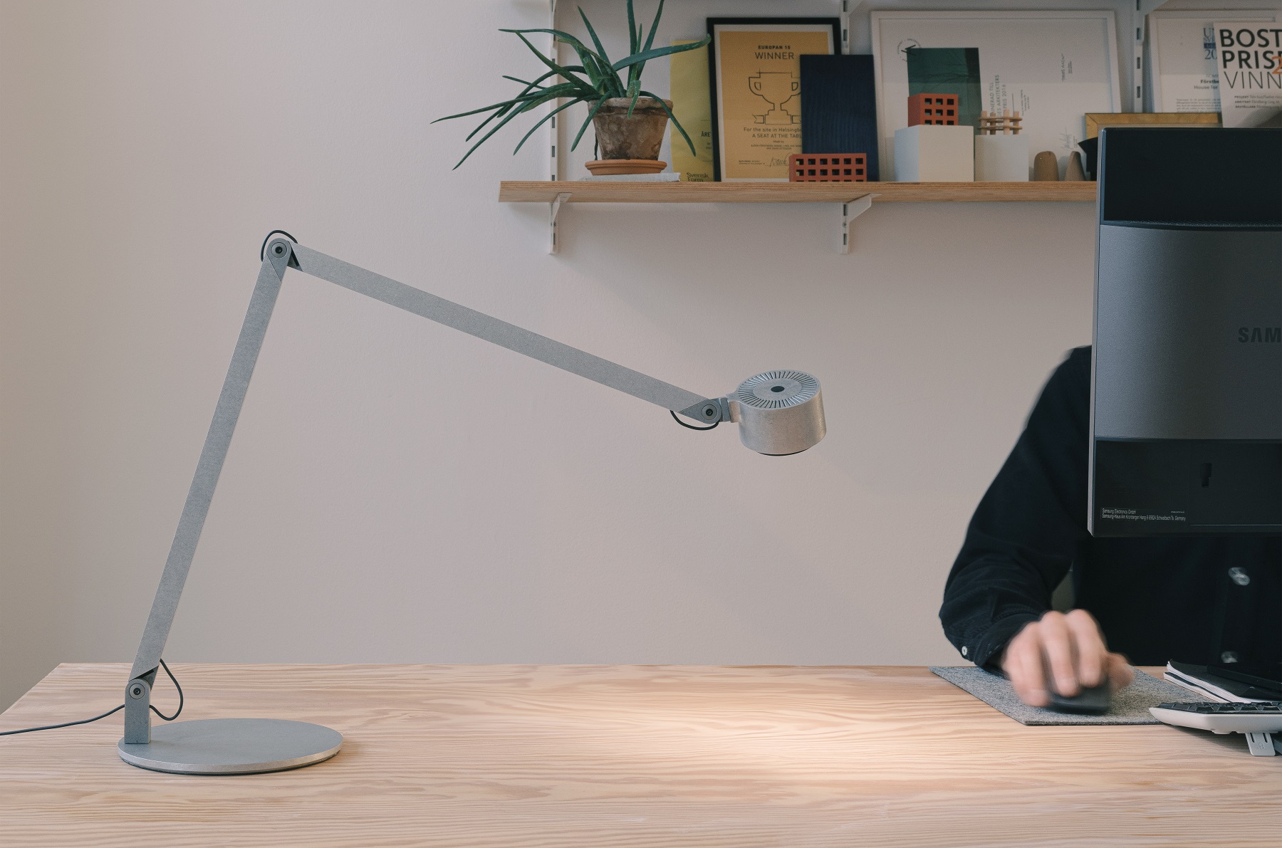 w227 Winkel alu Base Tischleuchte von wästberg auf einem hellen Schreibtisch, modernes Design.