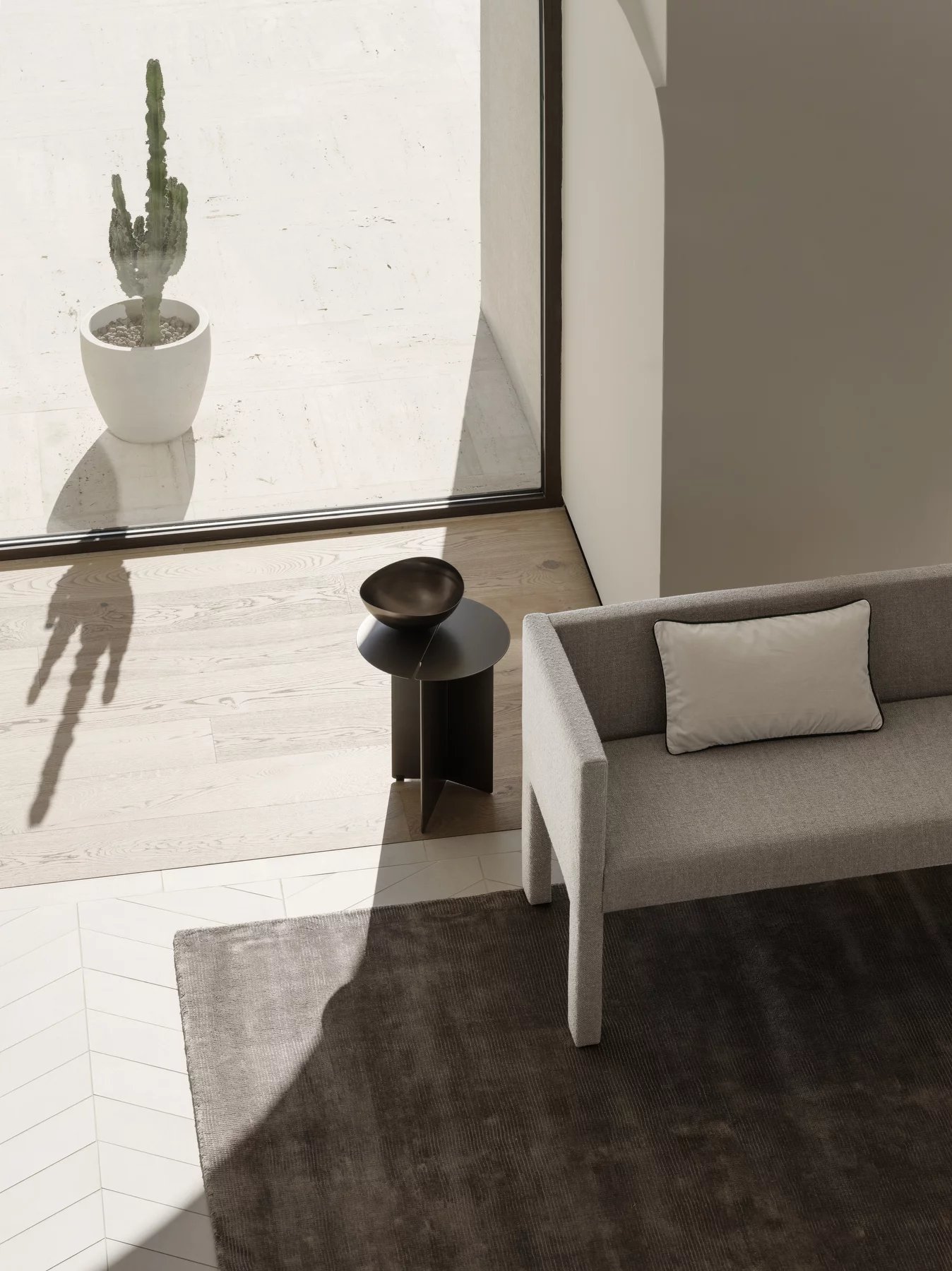 Visca Rug Teppich in Taupe von Blomus, rechteckig, Größe 160x240 cm, im modernen Wohnzimmer.