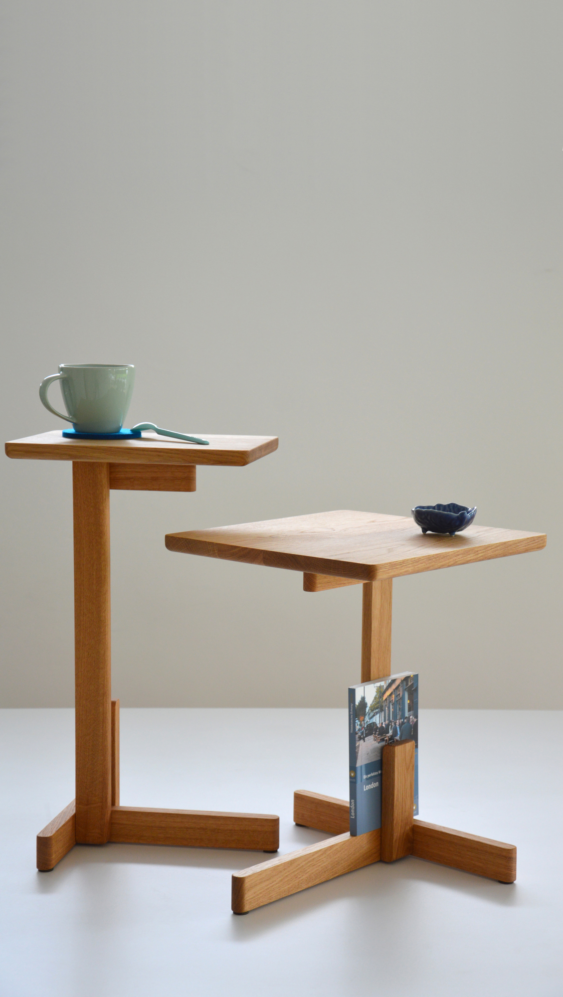 Hardy Beistelltisch von Jan Kurtz aus Holz mit zwei Ebenen für Tasse und Buch.