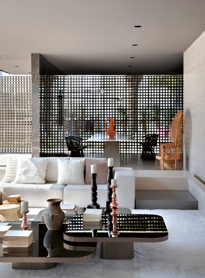 Wohnzimmer Interieur mit ClassiCon Bow Coffee Table Couchtisch No. 3, Sofa, Dekoration und modernem Design.