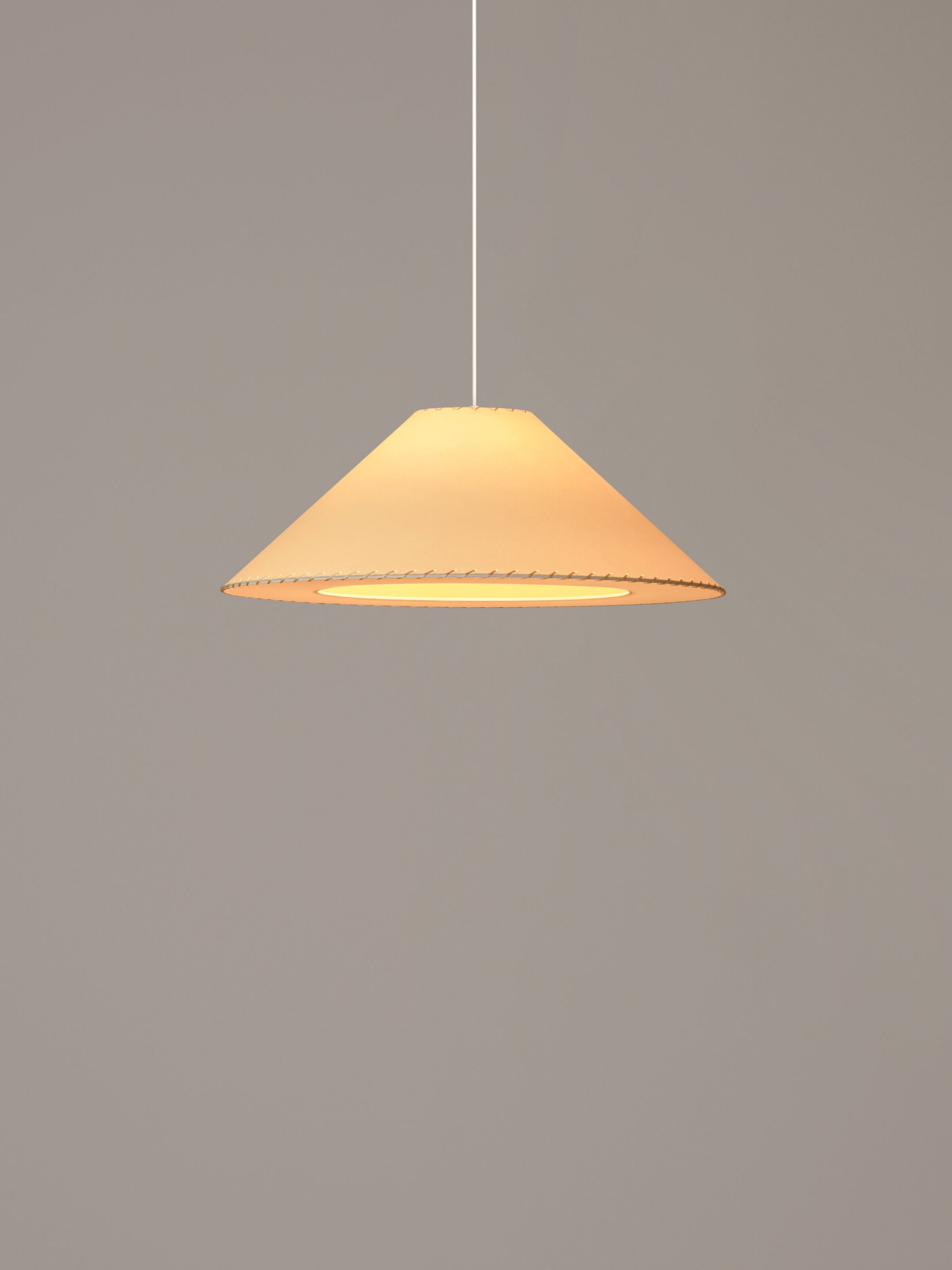 Sísísí cónicas planas MT5 Suspension lamp Ø64cm beige Santa & Cole
