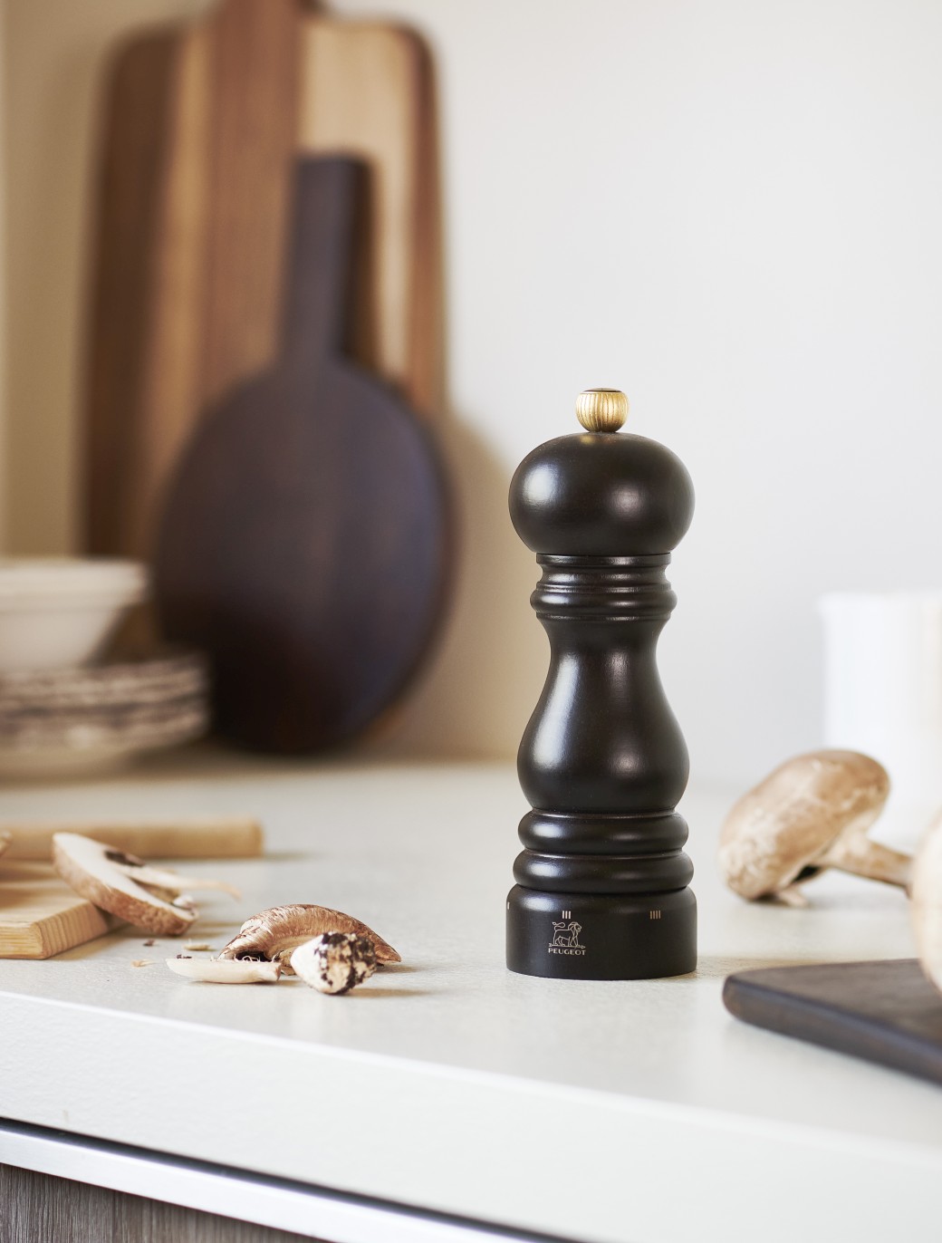Peugeot Paris Pfeffermühle in Schokoladenbraun, 18 cm hoch, aus Holz mit goldenem Knopf.