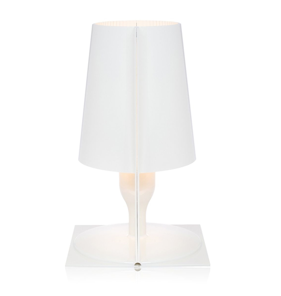 Weiße Tischleuchte von Kartell mit modernem Design und elegantem Lampenschirm für stilvolle Beleuchtung.