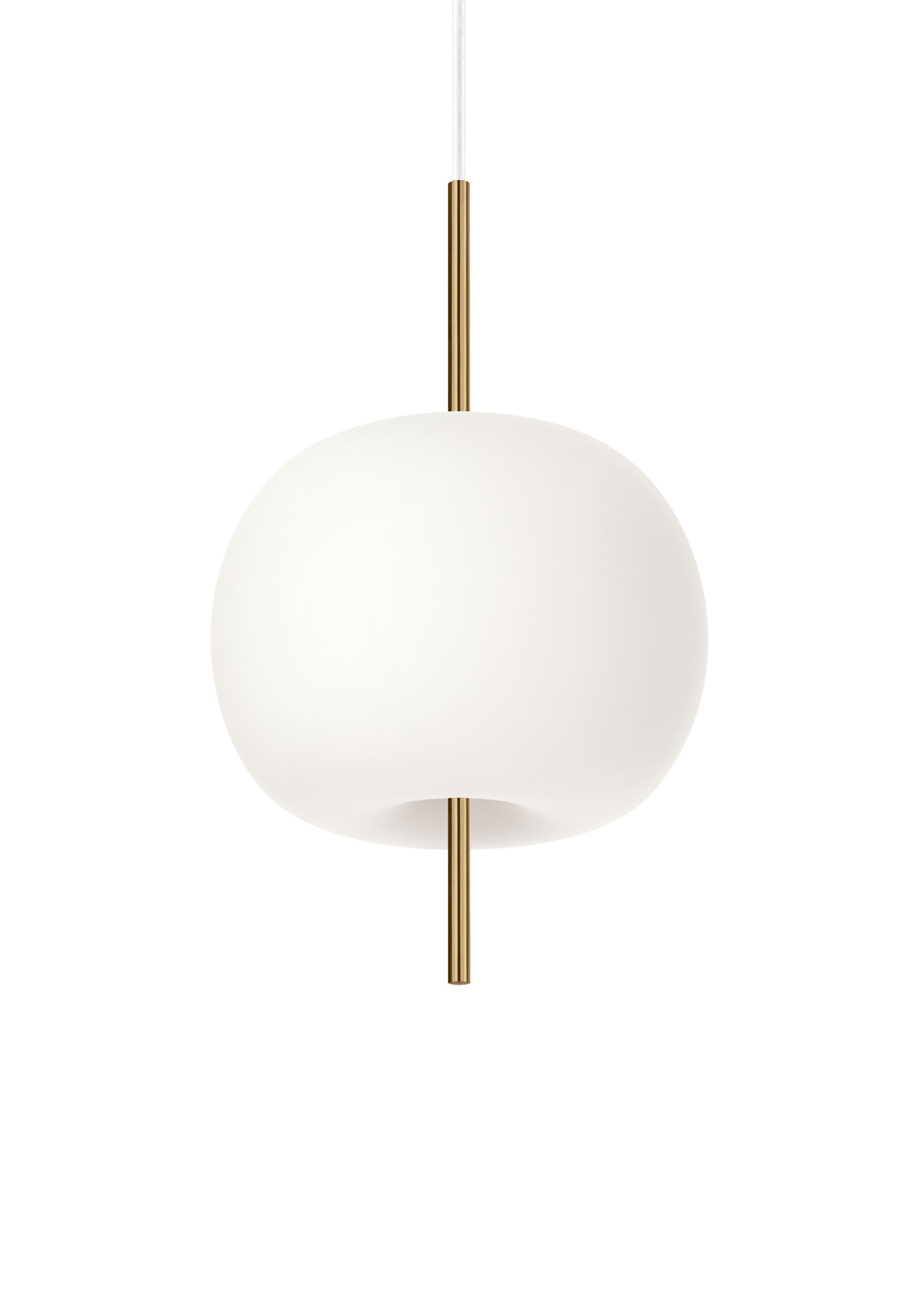 Kushi Pendelleuchte: Moderne Hängeleuchte mit weißem Diffusor und Messingdetails für stilvolle Beleuchtung.