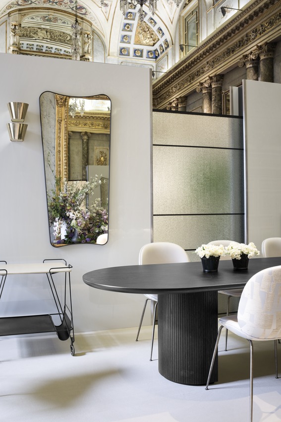 Moon dining table elliptical 258 Gubi