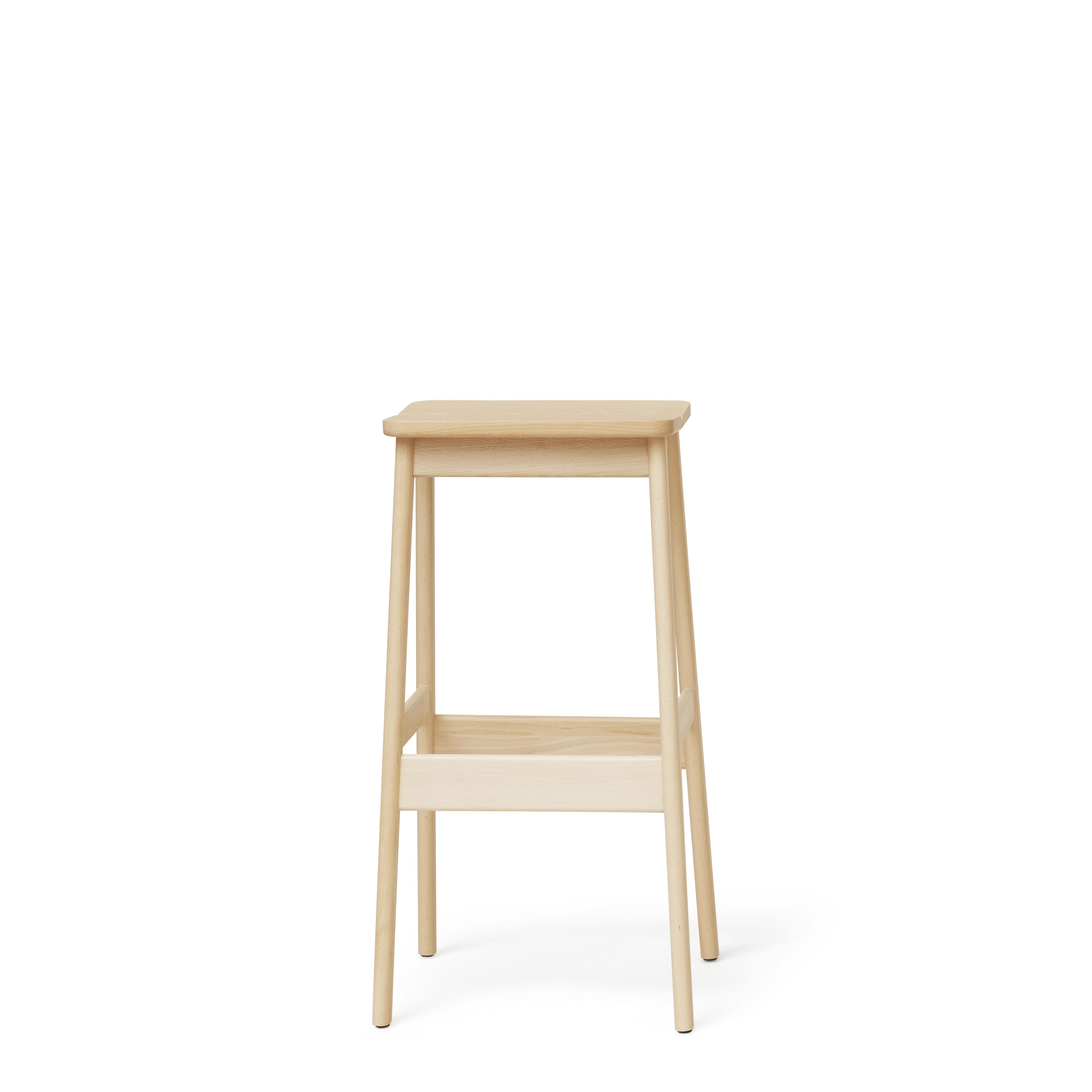 Angle Barhocker von Form & Refine: Moderner, heller Holz-Barstuhl mit quadratischer Sitzfläche.