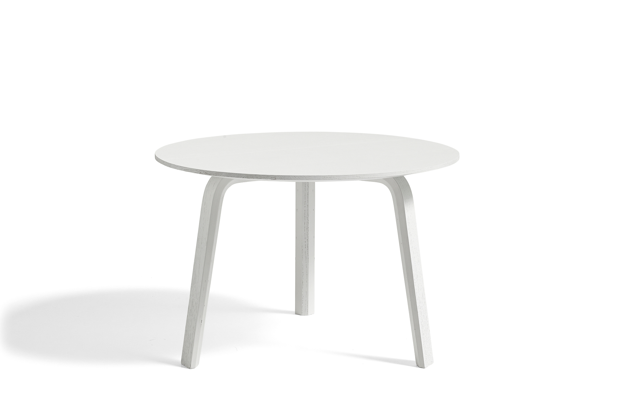 Weißer Bella Coffee Table Beistelltisch von Hay mit runder Tischplatte und drei Beinen.
