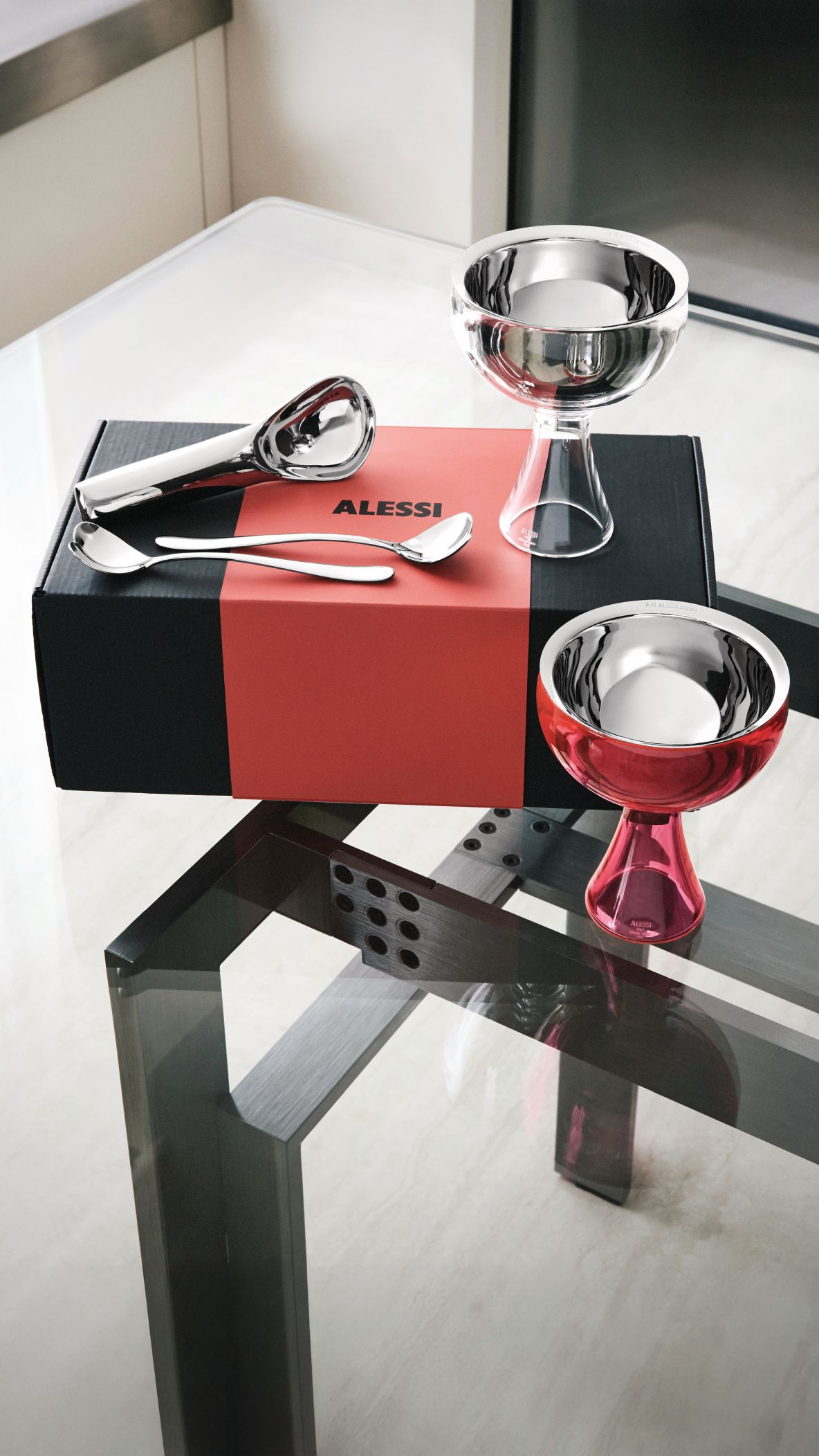 Alessi MMI01SET Eisbecher Set mit Eisportionierer und Löffeln auf einem Tisch.