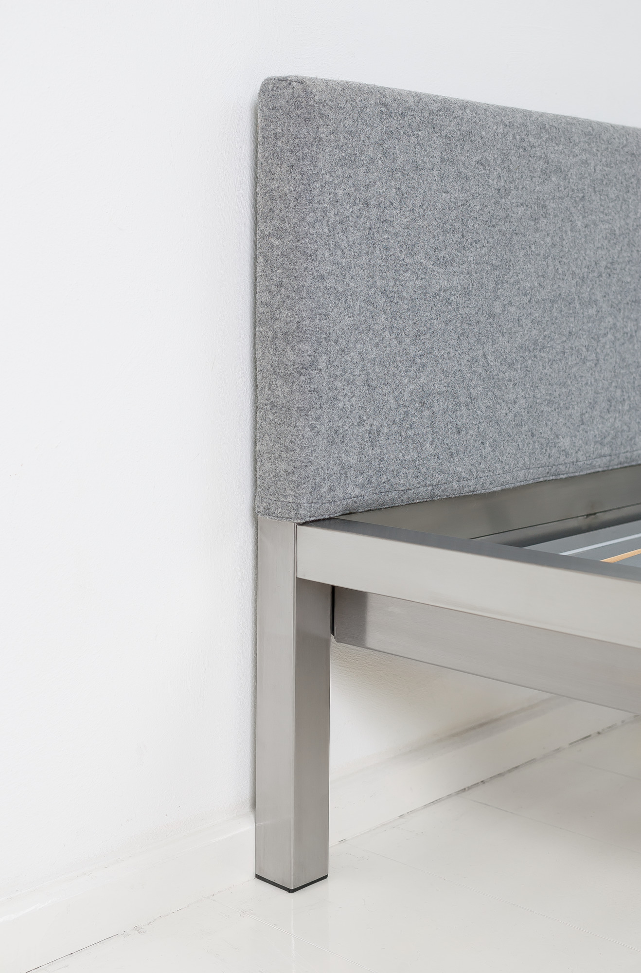 Pure stainless steel bed with upholstered headboard Velito gray Hans Hansen