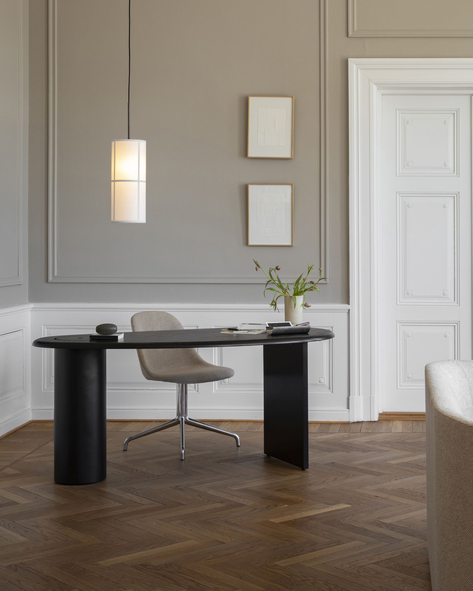 Audo Copenhagen Eclipse Desk Schreibtisch in dunklem Holz mit Bürostuhl in stilvollem Interieur.