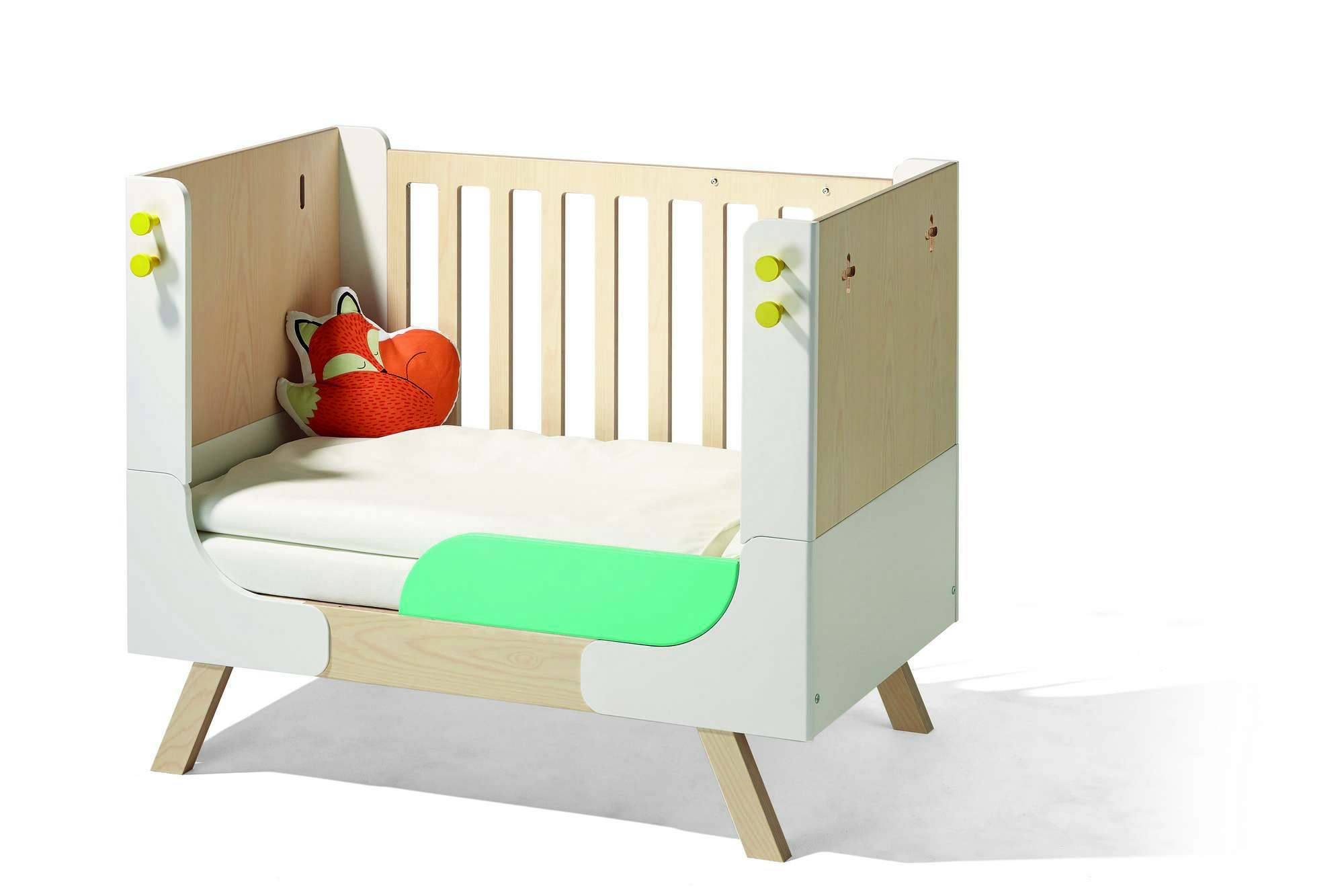 Famille Garage Babybett von Richard Lampert mit Matratze und Fuchskissen. Kinderbett aus Holz, weiß und naturfarben.