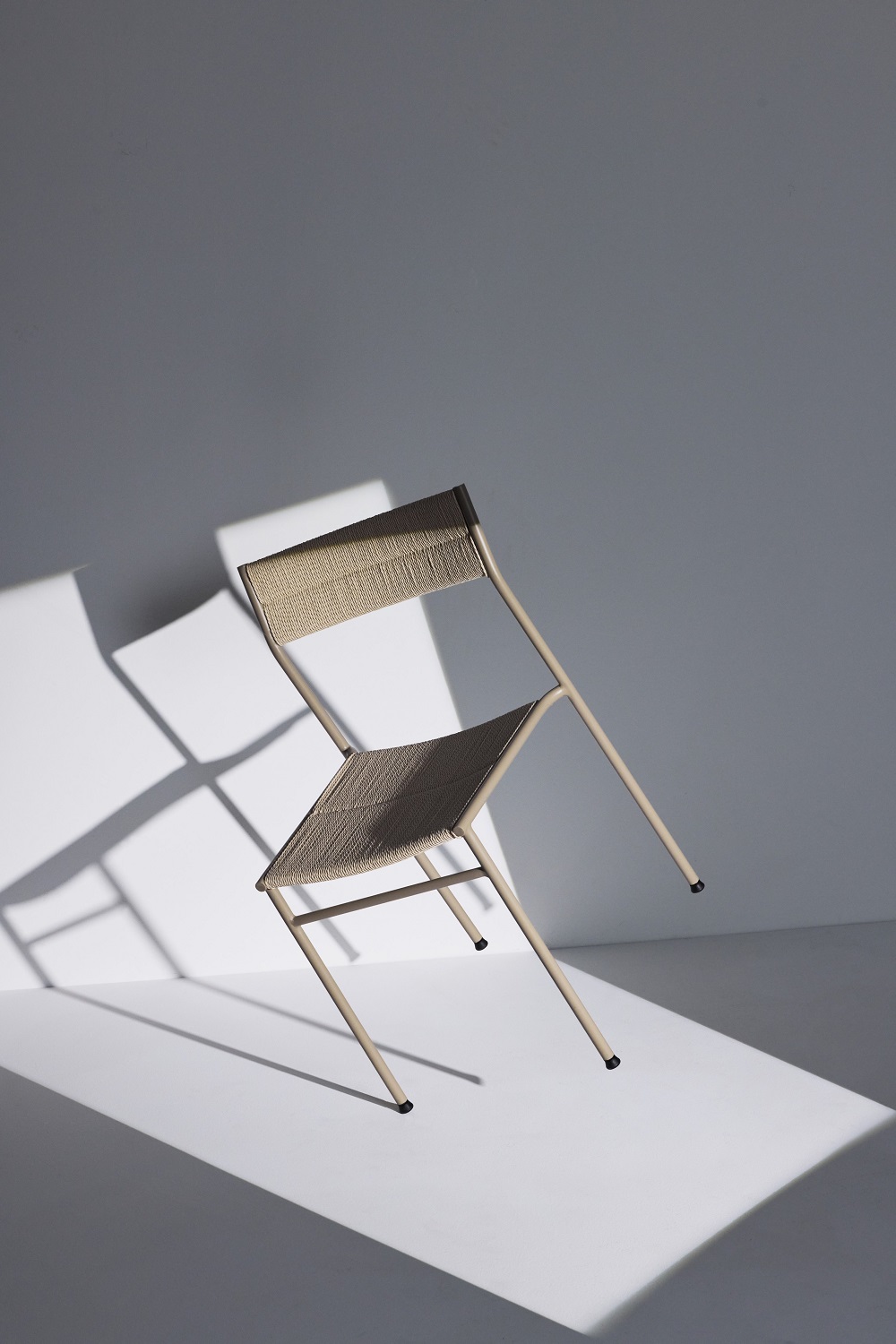 Vev Dining Chair Stuhl Northern, beiger Esszimmerstuhl mit geflochtener Sitzfläche und Rückenlehne im minimalistischen Design.