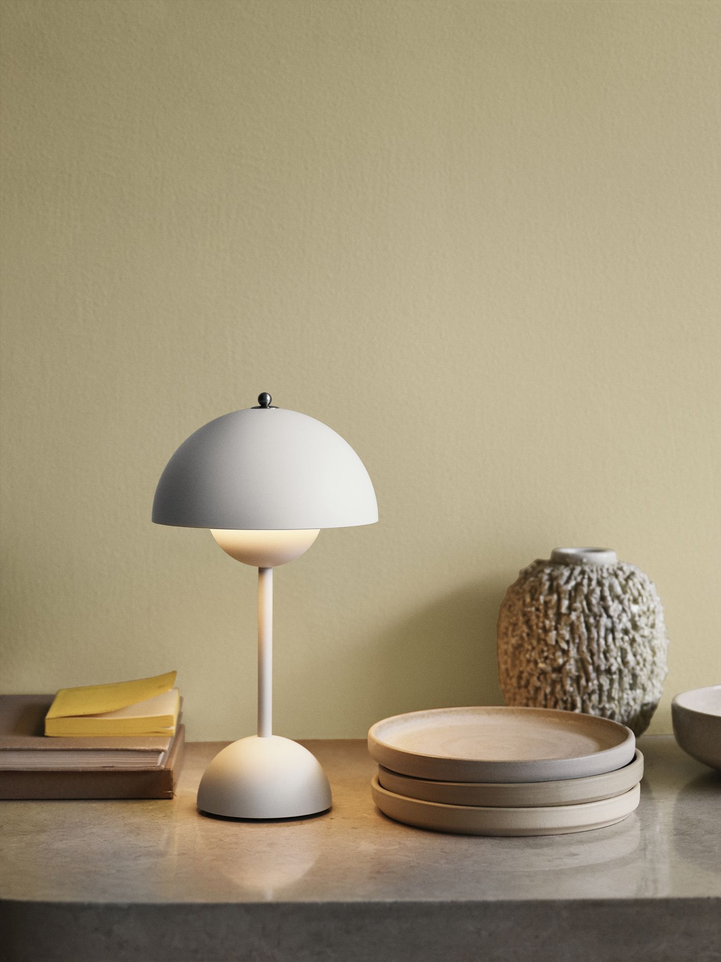 Flowerpot VP9 Portable Battery lamp / Table lamp with USB AndTradition White matt