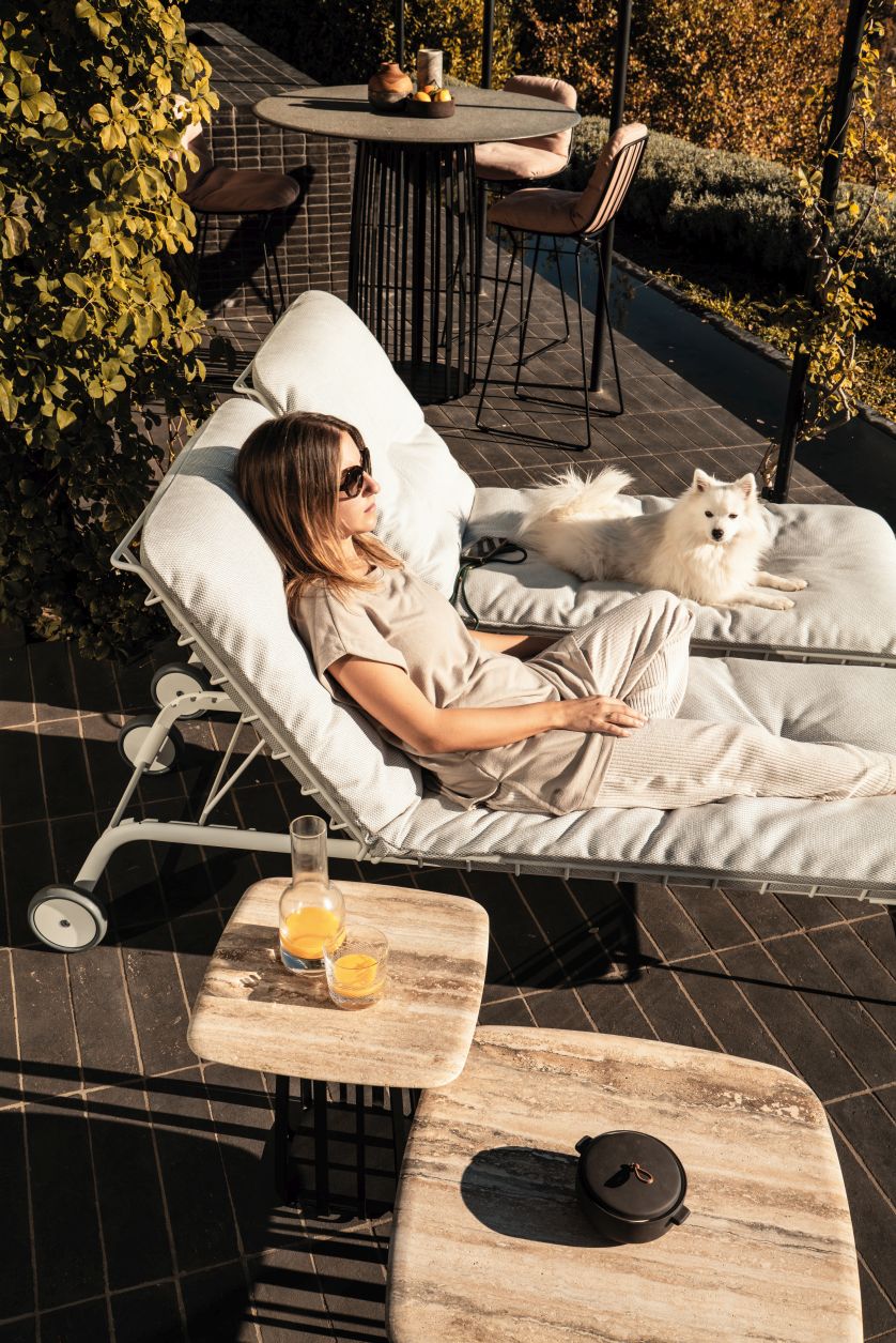 BC 09 Basket Outdoor Couch/ Side Table Janua