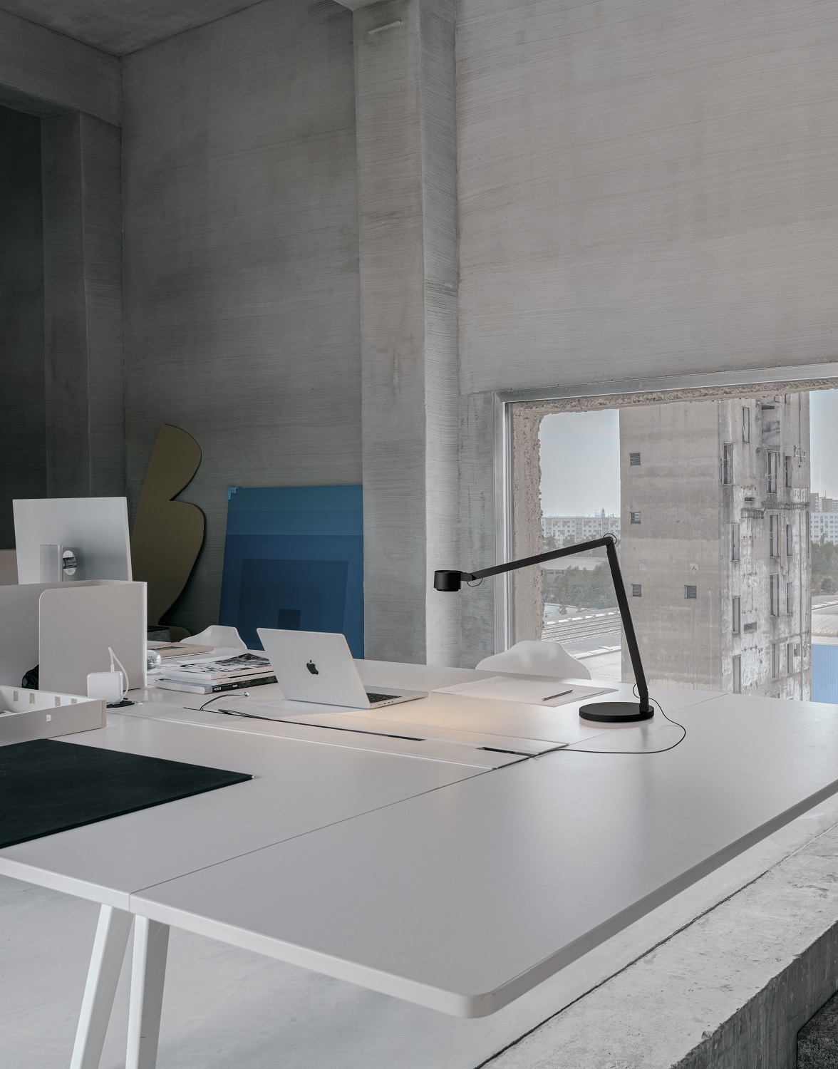 Wästberg w227 Winkel Tischleuchte aus Aluminium in Schwarz auf einem modernen Schreibtisch.