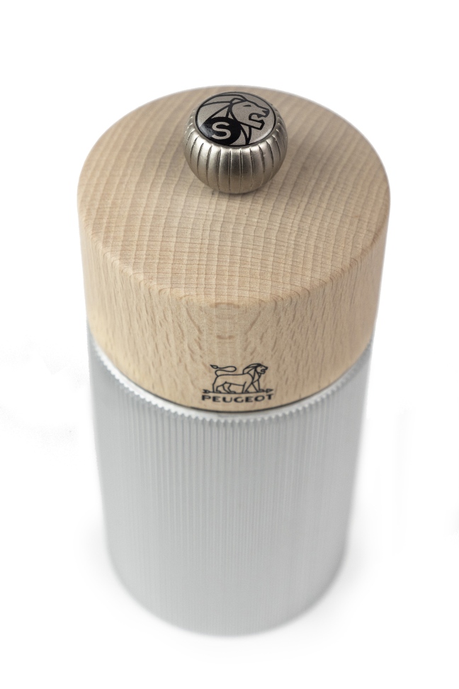 Peugeot Line Salzmühle, 12 cm hoch, aus Aluminium und Naturholz, mit Peugeot-Logo auf dem Korpus.