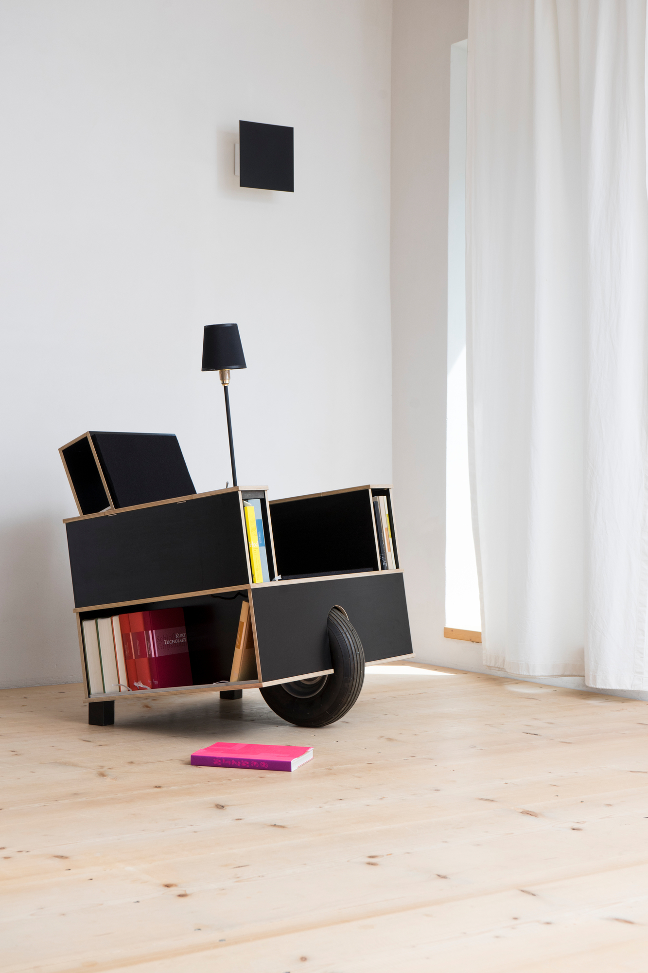 Bookinist mobile reading chair Nils Holger Moormann