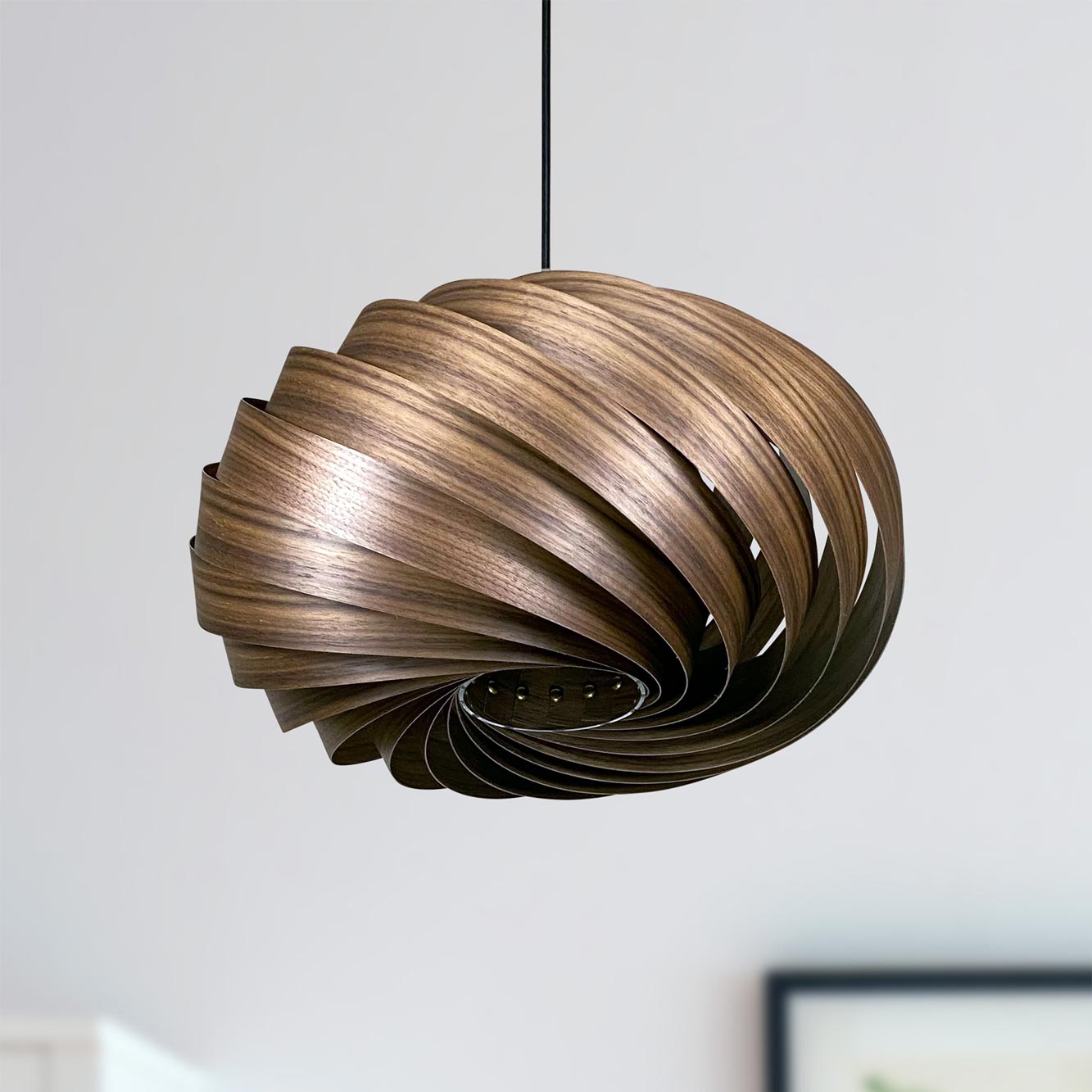 Quiescenta Hängeleuchte aus Nussbaumholz, Ø45 cm. Moderne Pendelleuchte für Wohnzimmer und Esszimmer.