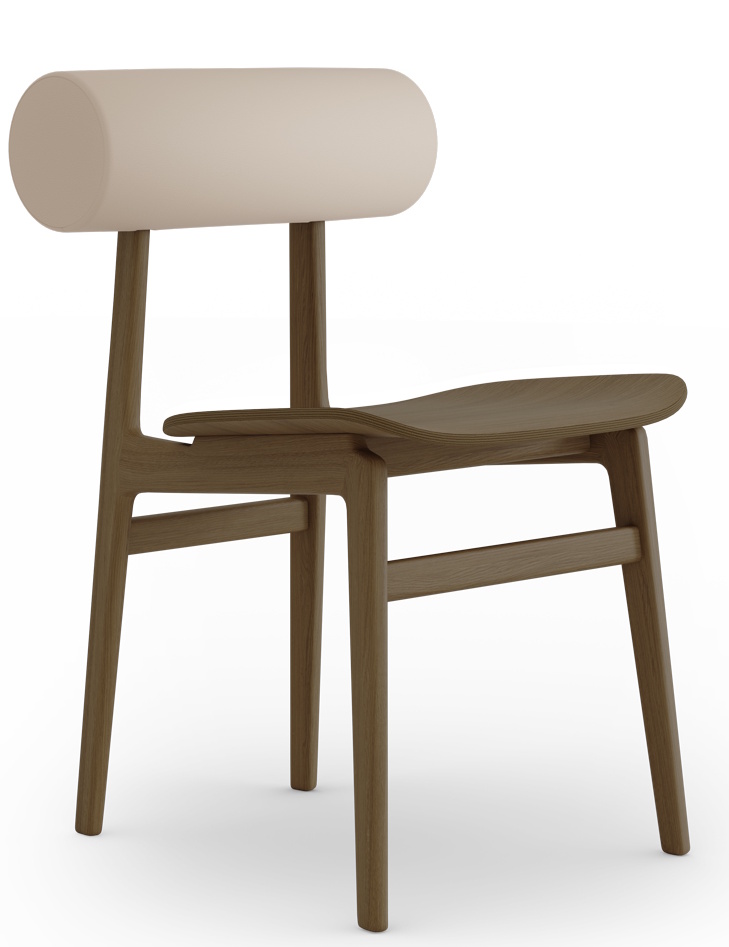 NORR11 Totem Chair Stuhl aus Eichenholz mit zylinderförmiger Rückenlehne in Beige, seitliche Ansicht.
