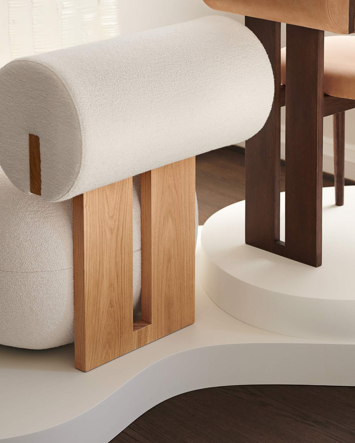 Detailaufnahme des Hippo Stuhls von NORR11: Holzrahmen mit cremefarbenem, zylinderförmigem Polster und minimalistischem Design.