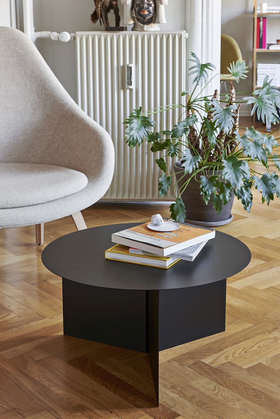 Slit Table Round XL side table / coffee table Hay 
