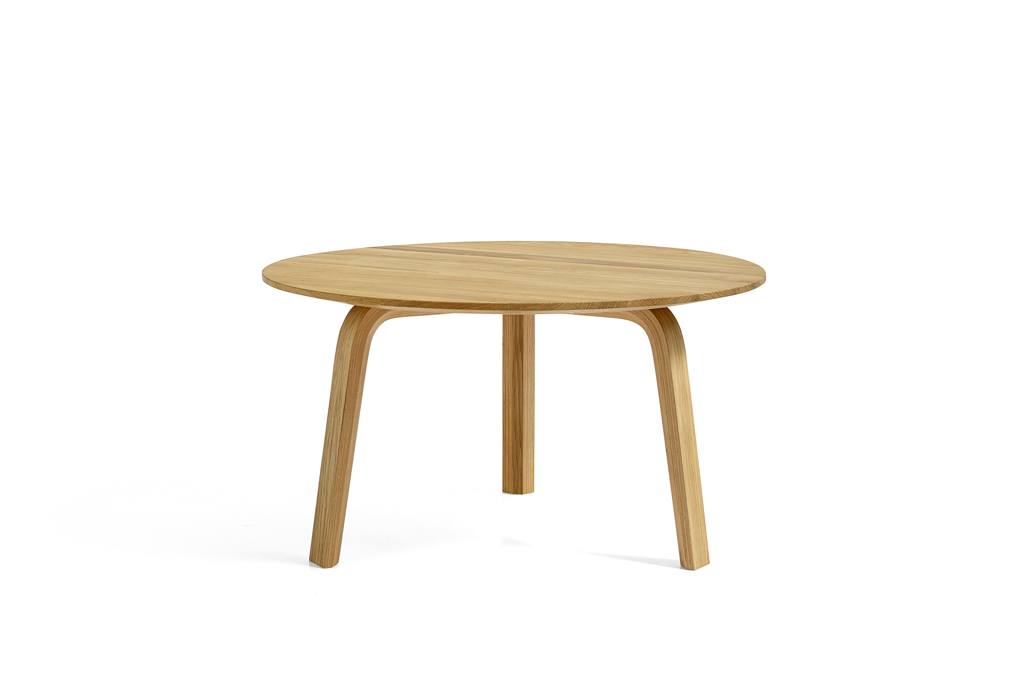 Bella Coffee Table von Hay: Runder Beistelltisch aus geölter Eiche mit drei Beinen.