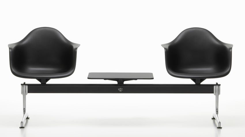 Eames Plastic Armchair RE on traverse Vitra
