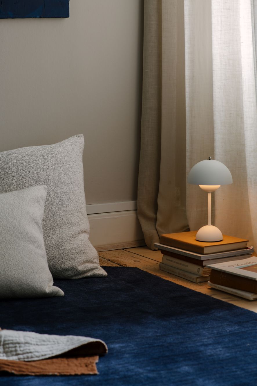 Flowerpot VP9 Portable Battery lamp / Table lamp with USB AndTradition White matt