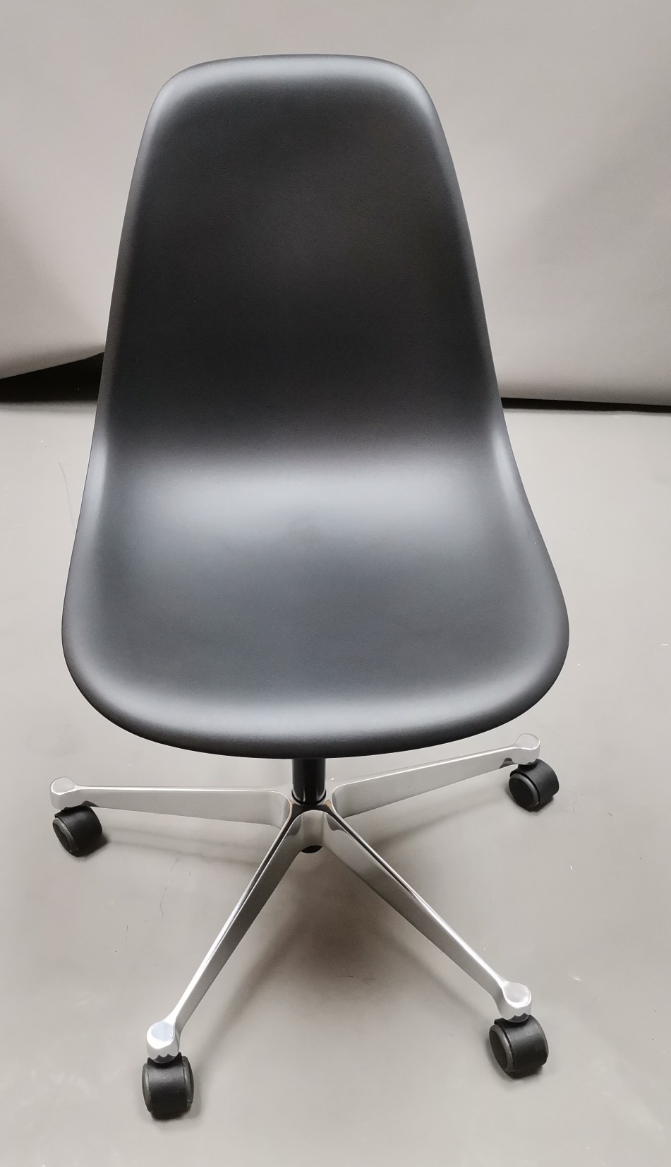 Eames Plastic Side Chair PSCC swivel chair BLACK / POLISHED Vitra IMPERFECT ITEMS