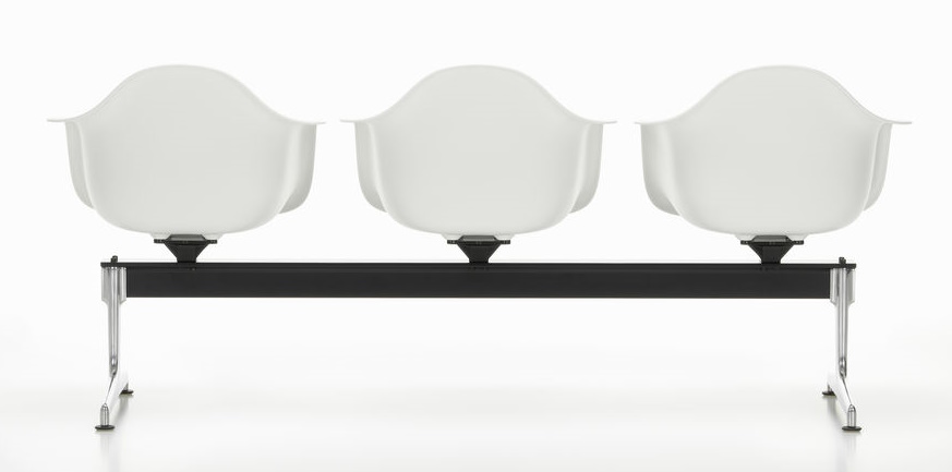 Eames Plastic Armchair RE on traverse Vitra