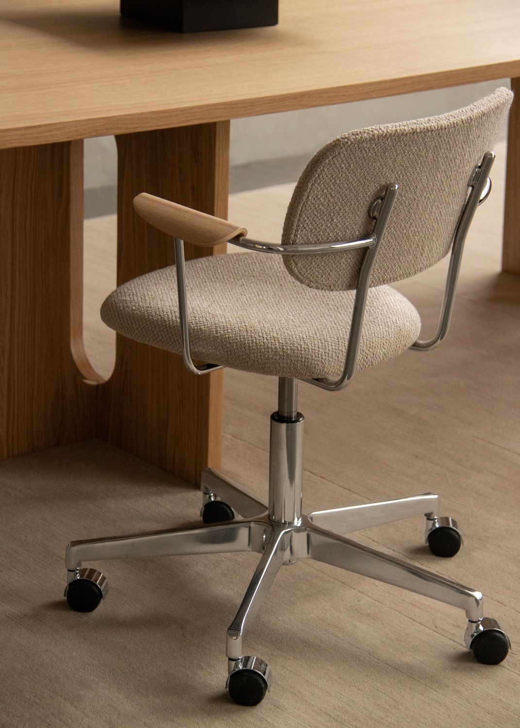 Audo Copenhagen Co Task Chair: Drehstuhl mit Armlehnen, Stoffbezug und Chromgestell.