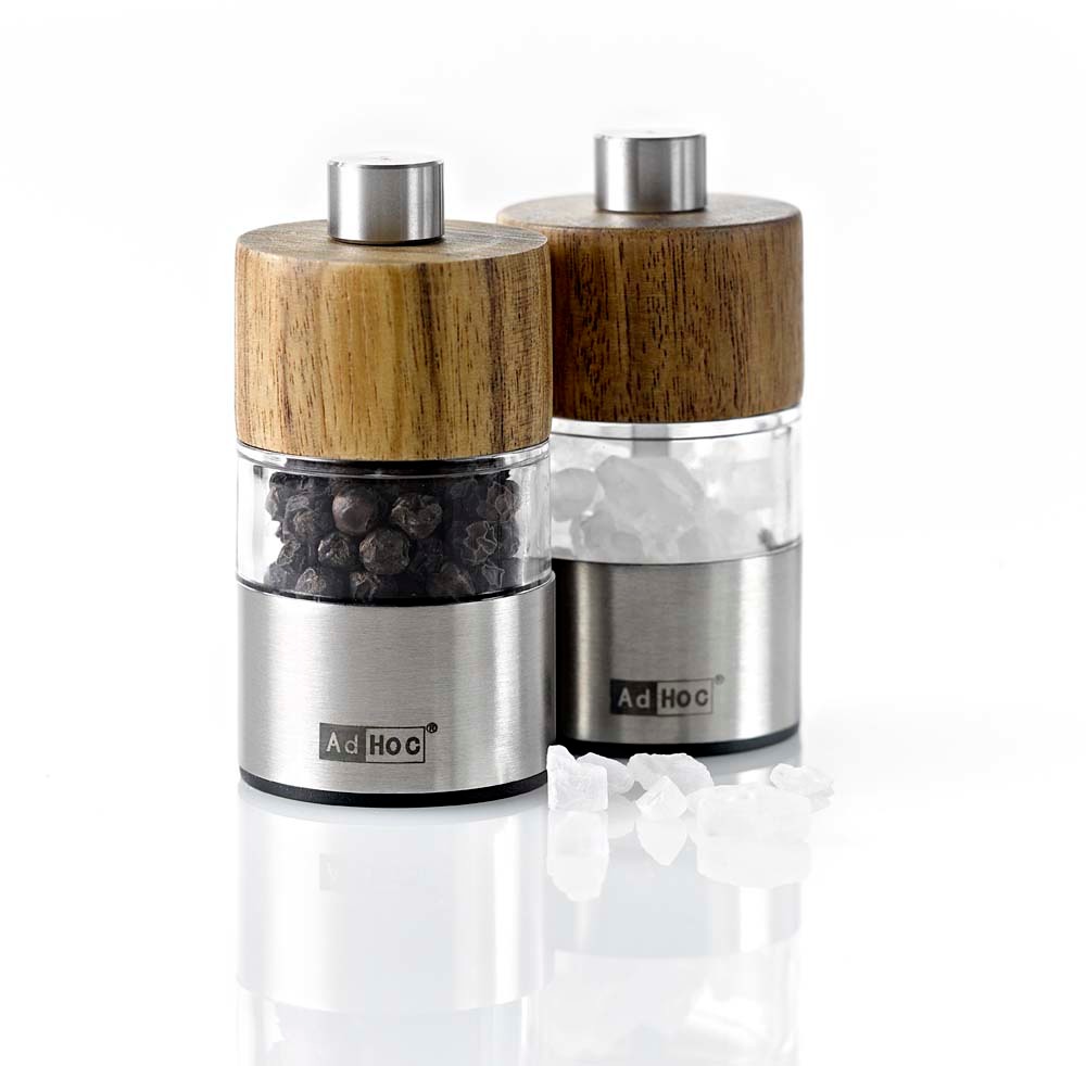 AdHoc David Set: Pfeffermühle und Salzmühle aus Holz und Edelstahl, gefüllt mit Pfeffer und Salz.