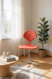 DKL-2 Wire Chair Stuhl von Vitra mit roter Sitz- und Rückenpolsterung im modernen Wohnzimmer.