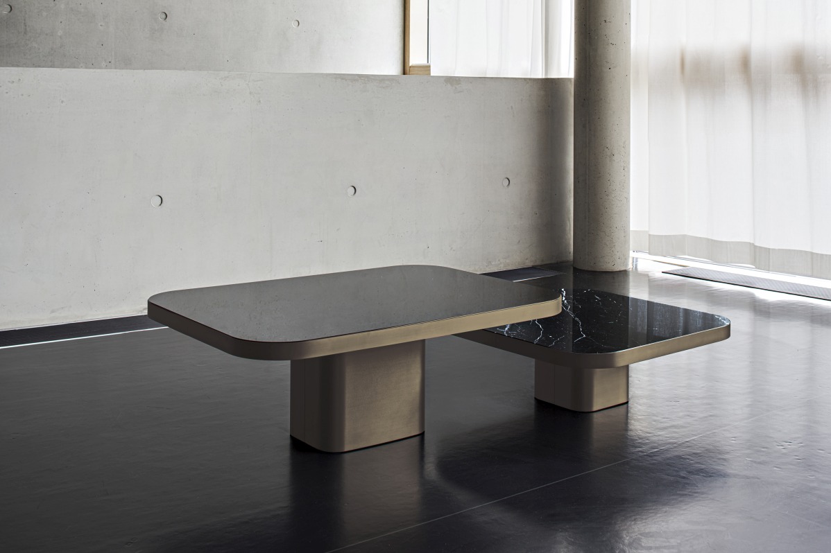 ClassiCon Bow Coffee Table No. 6, Couchtisch mit grauer und schwarzer Marmorplatte im modernen Ambiente.
