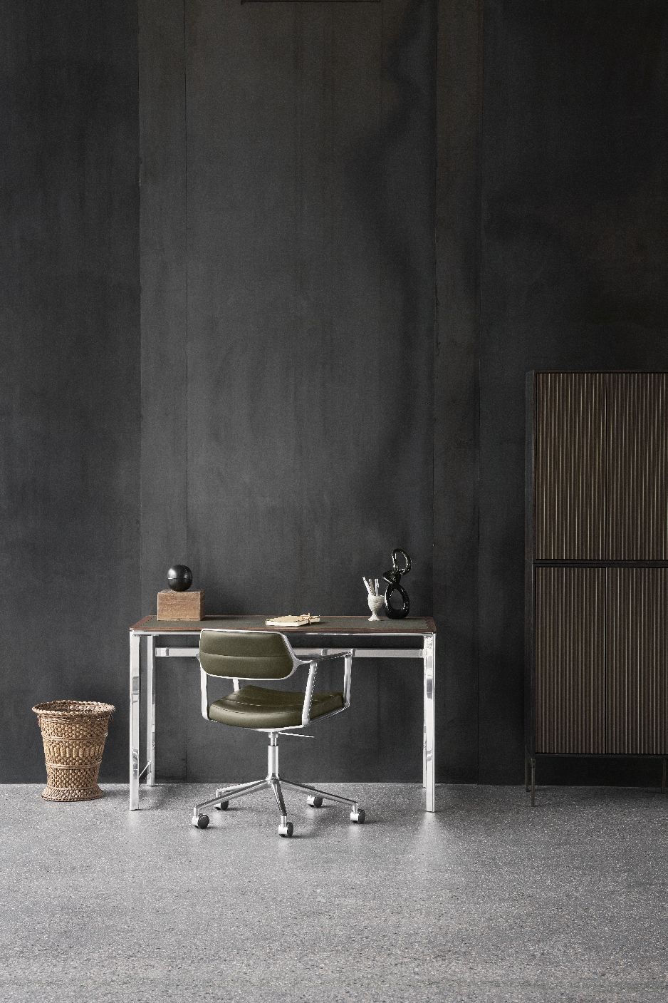 Vipp 453+ / Vipp453+ Swivel Chair Swivel chair BLACK LEATHER / POLISHED ALUMINIUM FRAME WITH GUIDE Vipp SINGLE PIECES