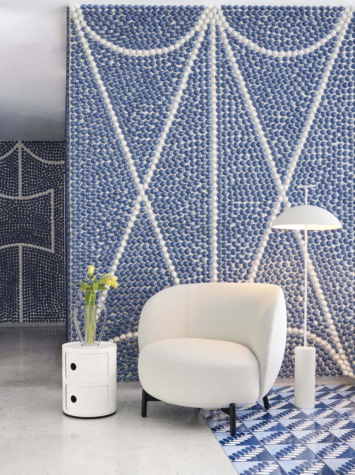 Weißer Componibili 2er Container von Kartell als Nachttisch neben Sessel in modernem Interieur.