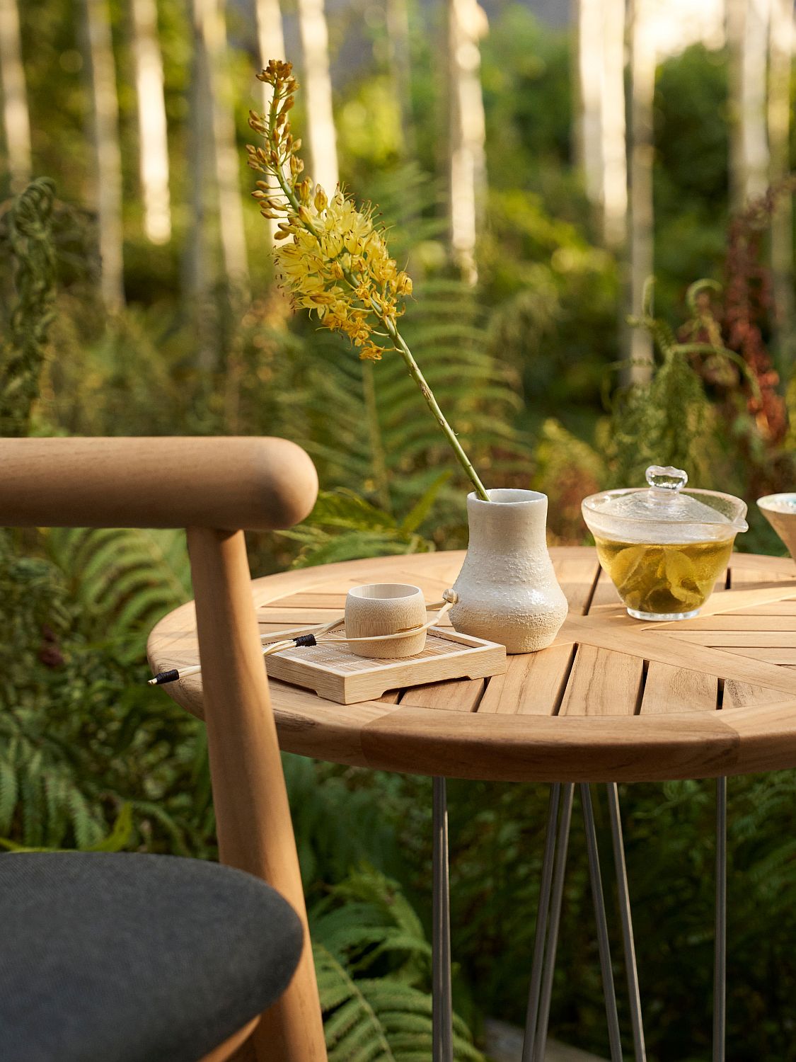 Embrace Outdoor Lounge Chair with cushion Carl Hansen & Søn