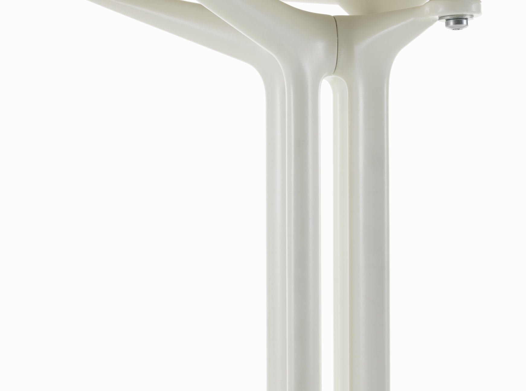 Detailaufnahme des weißen DKL Wire Chair Stuhlbeins von Vitra, ein Designklassiker für modernes Wohnen.