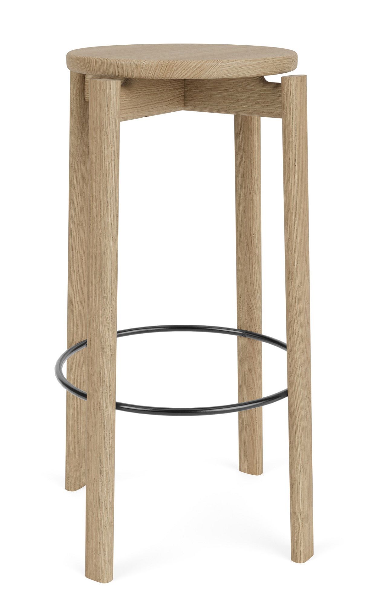 Passage Bar Stool Barhocker von Audo Copenhagen aus hellem Holz mit schwarzer Fußstütze.