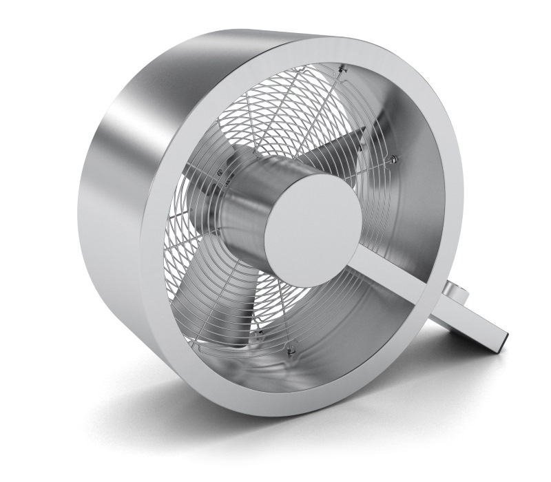 Silberner Stadler Form Q Ventilator mit Metallgehäuse und Schutzgitter für den Tischgebrauch.