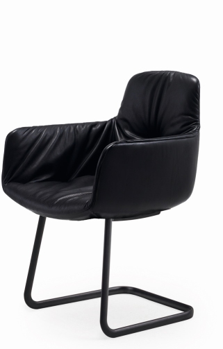 Leya chair armrest high Freifrau Manufaktur
